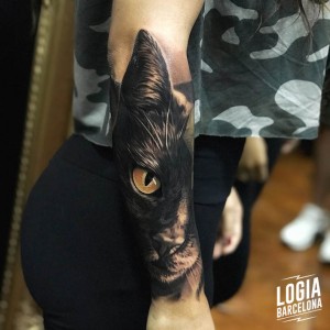 tattoo gato negro en brazo 